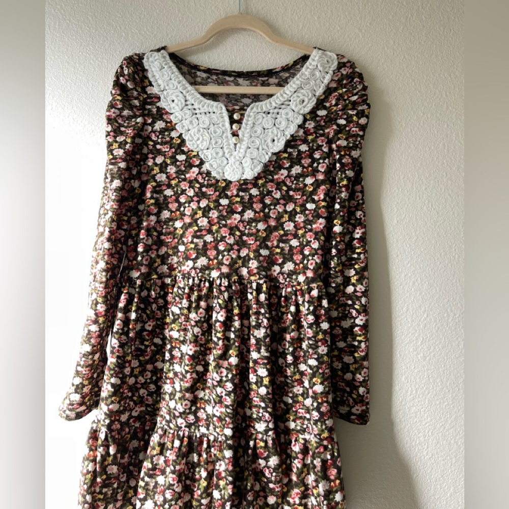 (3 for $19) Beautiful tailored layered floral dress. Size 8-10